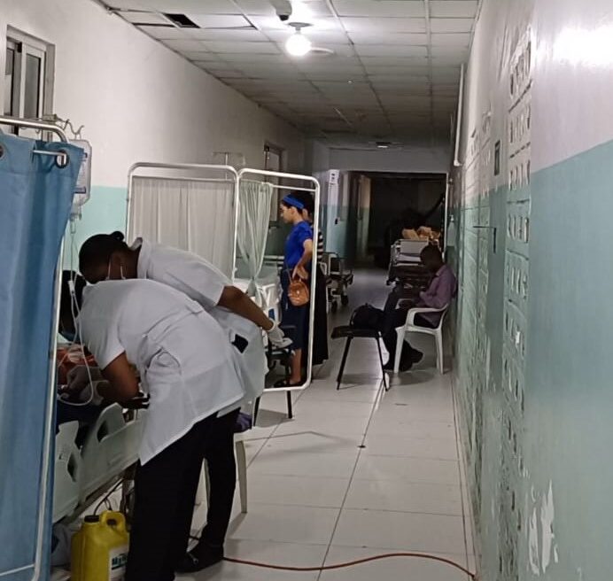 Médicos paralizan servicios por 24 horas este martes en todos los hospitales de RD en protesta por detención de cirujano Médicos paralizan servicios por 24 horas este martes en todos los hospitales de RD en protesta por detención de cirujano