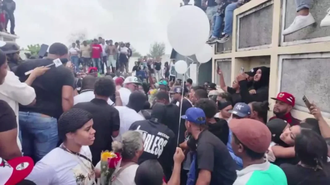 Familiares despiden a joven que murió tras disparo de policía en Herrera, capital dominicana, en medio de protestas para que se haga justicia Familiares despiden a joven que murió tras disparo de policía en Herrera, capital dominicana, en medio de protestas para que se haga justicia
