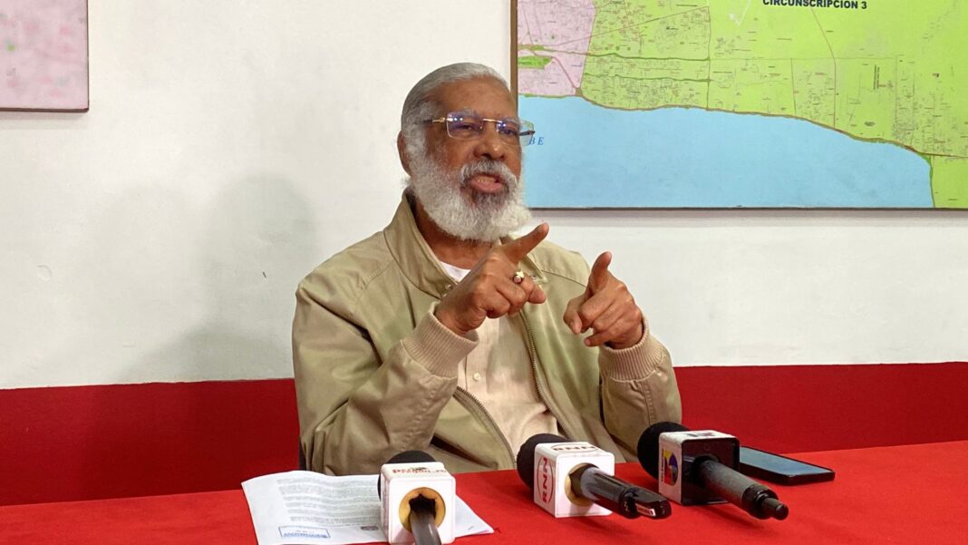 Dirigente choferil Juan Hubieres acusa al senador Antonio Marte de “volver a crear bandas de sicarios en el transporte” Dirigente choferil Juan Hubieres acusa al senador Antonio Marte de “volver a crear bandas de sicarios en el transporte”