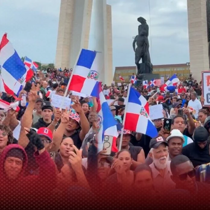 Cientos de ciudadanos se manifestaron en la Plaza de la Bandera contra la llamada “Ley Mordaza” Cientos de ciudadanos se manifestaron en la Plaza de la Bandera contra la llamada “Ley Mordaza”
