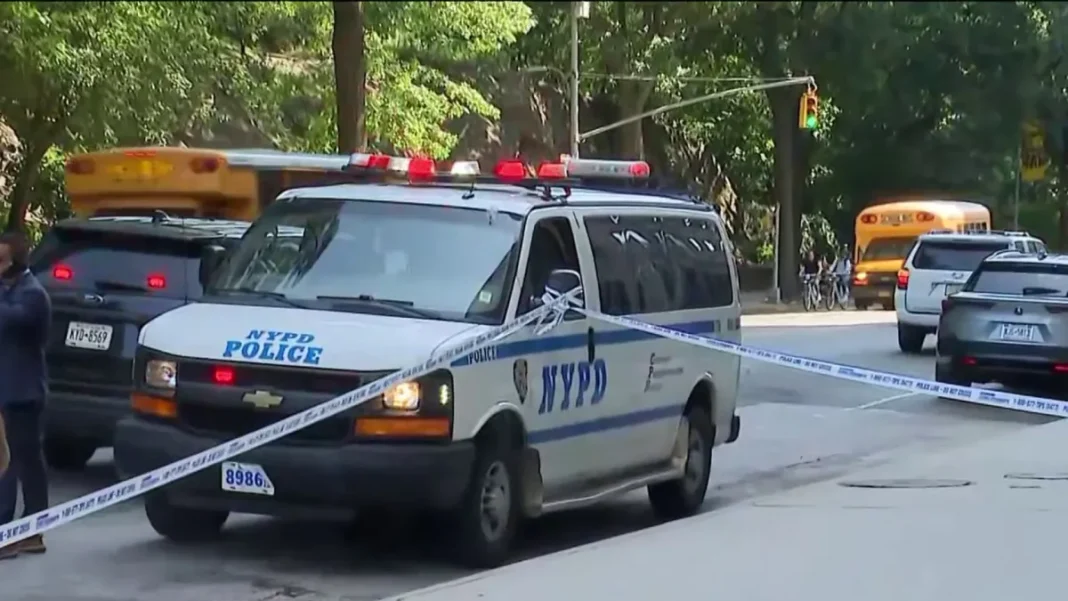 Acusan sospechoso de crimen de odio por apuñalar a dos hombres en el Alto de Manhattan Acusan sospechoso de crimen de odio por apuñalar a dos hombres en el Alto de Manhattan