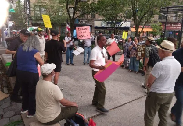 Protestan en Nueva York por altos precios en servicios consulares Protestan en Nueva York por altos precios en servicios consulares
