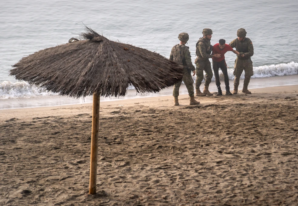 España instala una barrera marítima en la frontera de Ceuta con Marruecos tras el ataque fronterizo que dejó 67 muertos. España instala una barrera marítima en la frontera de Ceuta con Marruecos tras el ataque fronterizo que dejó 67 muertos.