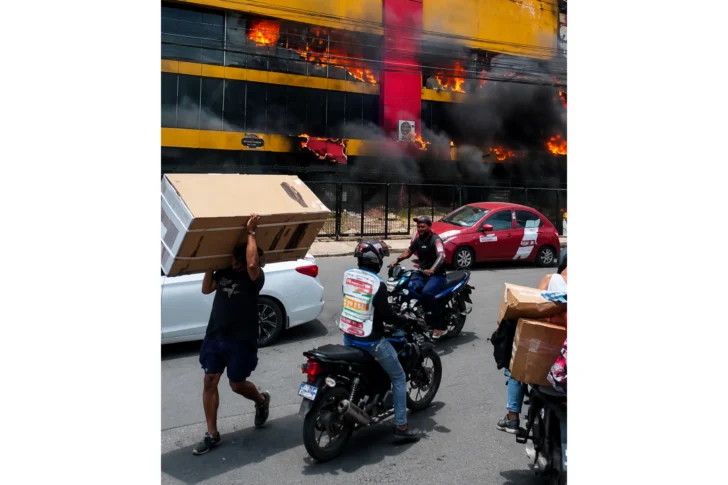 Policía detiene 17 personas por saqueo de mercancía durante incendio en tienda L&R Comercial en capital dominicana Policía detiene 17 personas por saqueo de mercancía durante incendio en tienda L&R Comercial en capital dominicana