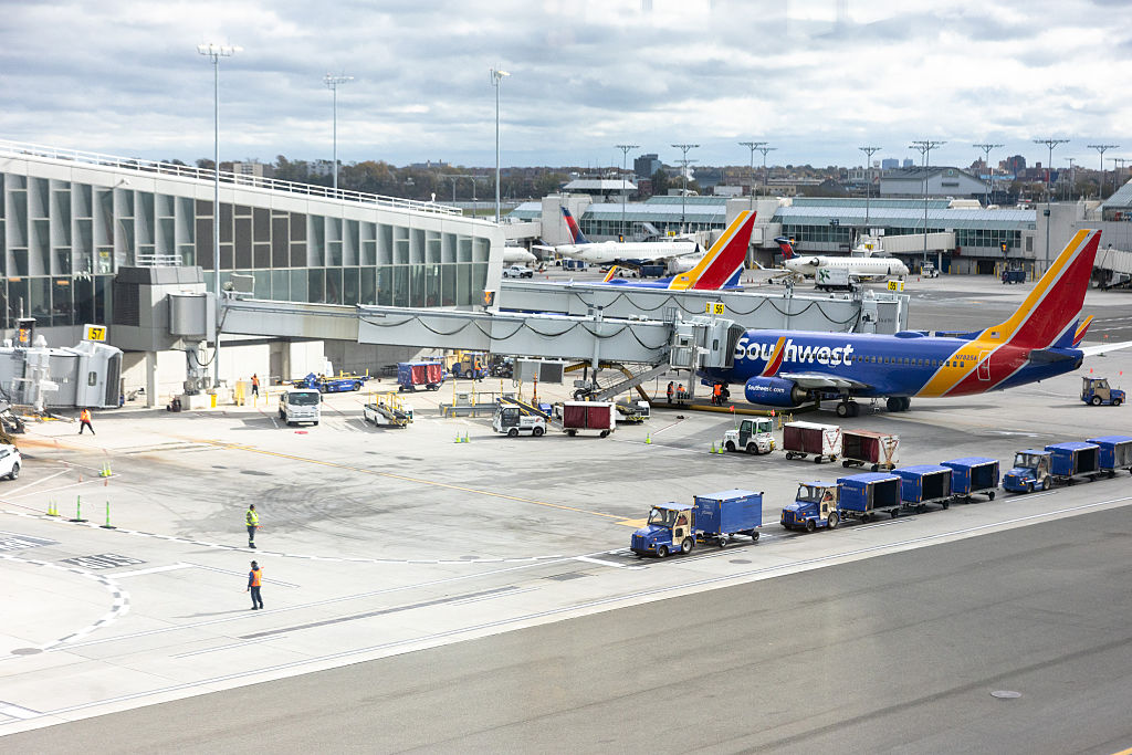 Persisten los retrasos en el aeropuerto de Newark tras el caos de viajes Persisten los retrasos en el aeropuerto de Newark tras el caos de viajes