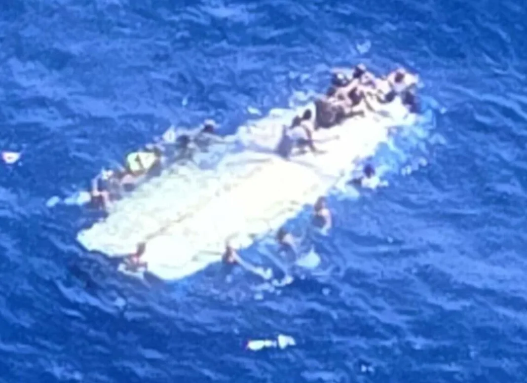 “Peleas y machetazos abordo”. Guardia Costera rescata a 40 y dos muertos tras naufragio de bote cerca de Puerto Rico “Peleas y machetazos abordo”. Guardia Costera rescata a 40 y dos muertos tras naufragio de bote cerca de Puerto Rico