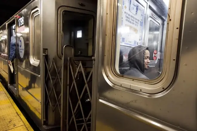 Hombre muere luego de que su bolsa quedó atrapada entre las puertas del vagón en Brooklyn Hombre muere luego de que su bolsa quedó atrapada entre las puertas del vagón en Brooklyn