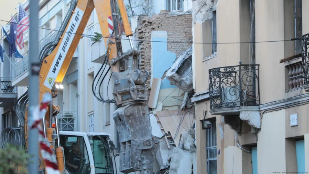 Recuperan los cuerpos de dos turistas de Estados Unidos en edificio derrumbado en Atenas por una explosión de gas, que dejó al menos 6 muertos Recuperan los cuerpos de dos turistas de Estados Unidos en edificio derrumbado en Atenas por una explosión de gas, que dejó al menos 6 muertos