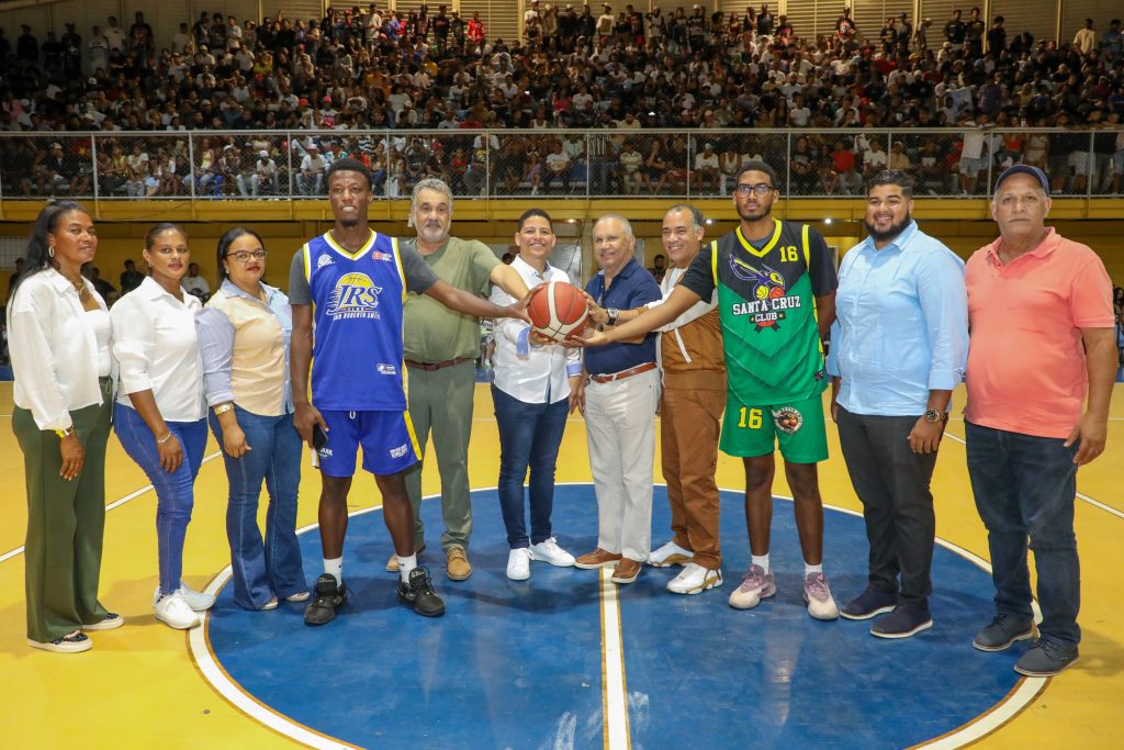 Chimbala y Martínez Brito son reconocidos en la histórica inauguración del primer torneo de baloncesto superior de Baní Chimbala y Martínez Brito son reconocidos en la histórica inauguración del primer torneo de baloncesto superior de Baní