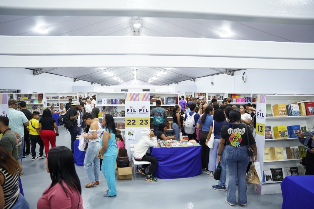Decenas asisten a la Feria del Libro en su primer día en RD Decenas asisten a la Feria del Libro en su primer día en RD