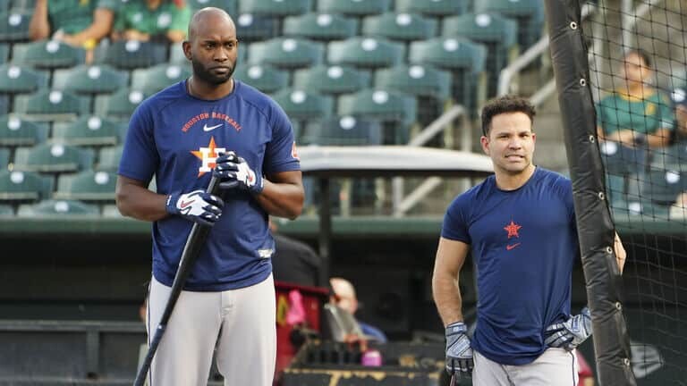 El oeste de la Liga Americana tendrá un campeón con marca negativa por primera vez en su historia Yordan Alvarez y José Altuve de los Astros de Houston (AFP)