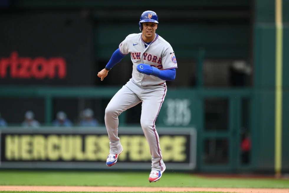El jardinero izquierdo de Mets, Juan Soto, sale del juego tras pelotazo en la mano derecha El jardinero izquierdo de Mets, Juan Soto, sale del juego tras pelotazo en la mano derecha