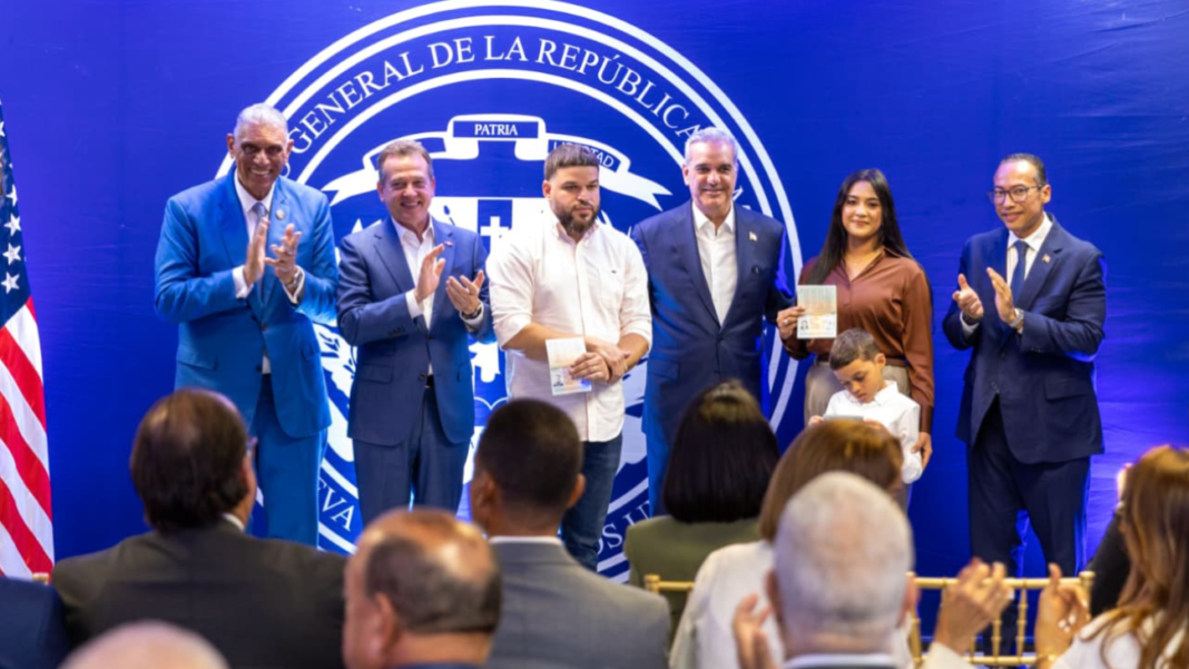 Presidente Luis Abinader inicia entrega oficial del pasaporte electrónico para dominicanos en Nueva York, Nueva Jersey y Boston Presidente Luis Abinader inicia entrega oficial del pasaporte electrónico para dominicanos en Nueva York, Nueva Jersey y Boston