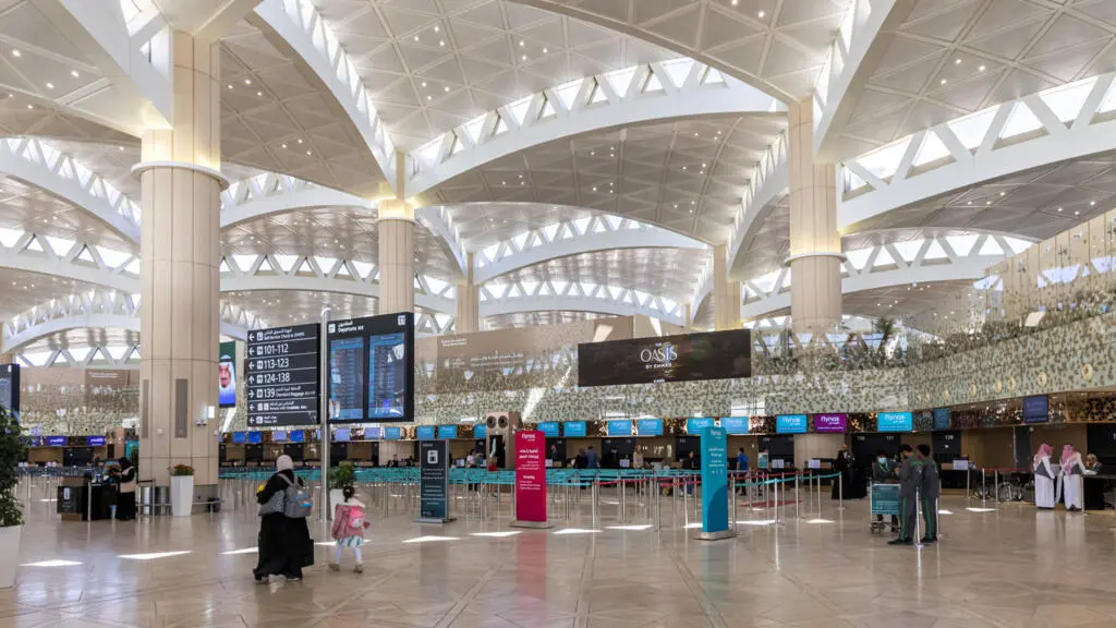 12 muertos y más de 300 heridos en un ataque contra el aeropuerto internacional de Riad, la capital de Arabia Saudita 12 muertos y más de 300 heridos en un ataque contra el aeropuerto internacional de Riad, la capital de Arabia Saudita