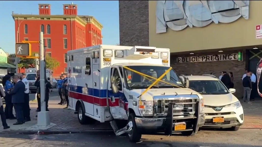 Seis personas resultaron heridas cuando un conductor se estrelló contra la acera durante un evento de Halloween de la policía de Nueva York en Brooklyn. Seis personas resultaron heridas cuando un conductor se estrelló contra la acera durante un evento de Halloween de la policía de Nueva York en Brooklyn.