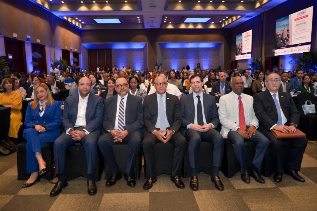 ADOCCO reúne a juristas, autoridades y gremios profesionales para analizar el impacto del nuevo Código Penal ADOCCO reúne a juristas, autoridades y gremios profesionales para analizar el impacto del nuevo Código Penal