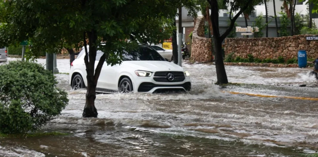 Las fuertes lluvias de este martes provocan inundaciones en capital dominicana, dejando calles anegadas y vehículos varados. Las fuertes lluvias de este martes provocan inundaciones en capital dominicana, dejando calles anegadas y vehículos varados.