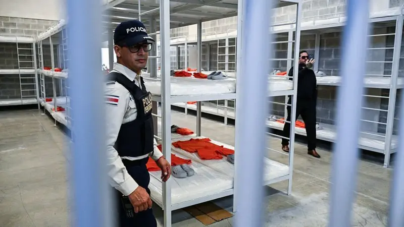 Nueva megacárcel de máxima seguridad de Costa Rica imita a la de Bukele en El Salvador El Centro de Alta Contención Contra el Crimen Organizado (CACCO) está inspirado en el Cecot de El Salvador.