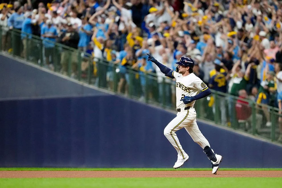 Cerveceros de Milwaukee golpean primero a Dodgers de Los Ángeles y ganan 2-1 Cerveceros de Milwaukee golpean primero a Dodgers de Los Ángeles y ganan 2-1
