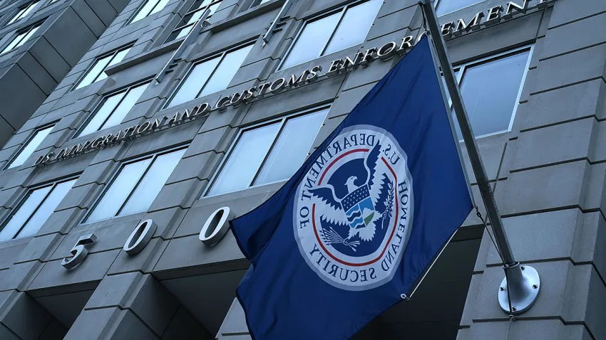 Acusan a hombre de lanzar bomba casera contra edificio de ICE en Atlanta, Georgia Acusan a hombre de lanzar bomba casera contra edificio de ICE en Atlanta, Georgia