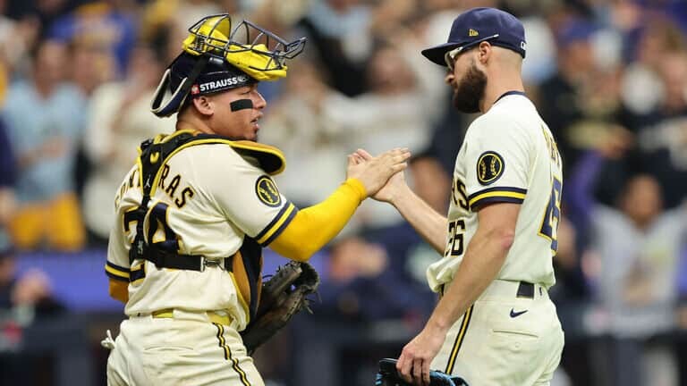 Milwaukee remonta ante Rays y está a dos triunfos de su primer título de Serie Mundial Milwaukee remonta ante Rays y está a dos triunfos de su primer título de Serie Mundial