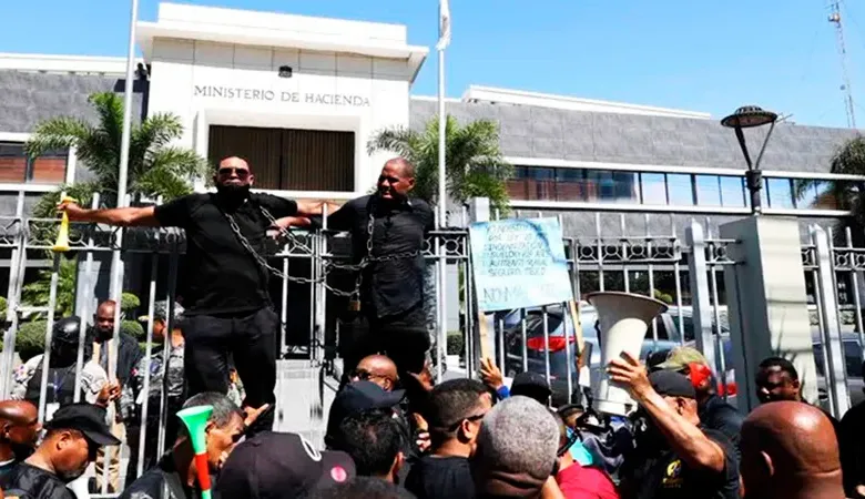 Pensionados policiales reclaman indemnizaciones y anuncian protesta frente a Hacienda en RD Pensionados policiales reclaman indemnizaciones y anuncian protesta frente a Hacienda en RD