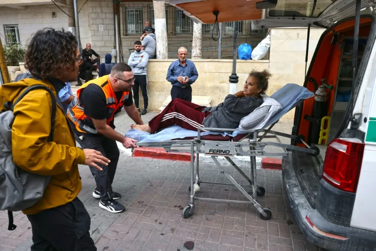 Agreden a la fotoperiodista estadounidense Heidi Levine durante un ataque de colonos israelíes en Cisjordania La fotoperiodista estadounidense Heidi Levine abandona en ambulancia el hospital gubernamental de Ramala, en Cisjordania ocupada, el 16 de octubre de 2026 (Ahmad Gharabli)