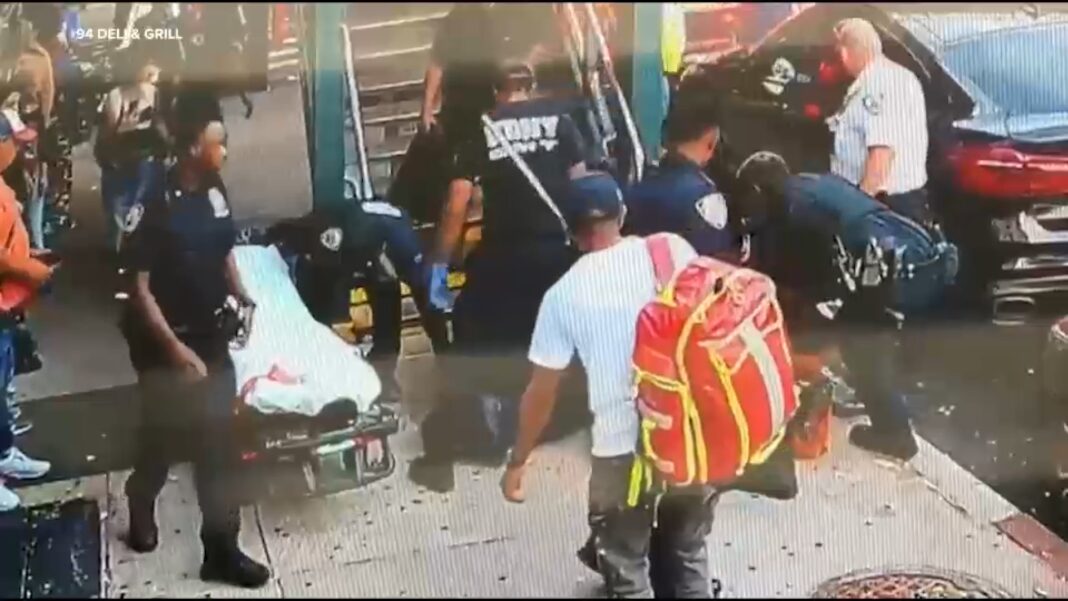 Un hombre de 25 años fue acusado de asesinato por un apuñalamiento mortal en el metro de Queens. Un hombre de 25 años fue acusado de asesinato por un apuñalamiento mortal en el metro de Queens.