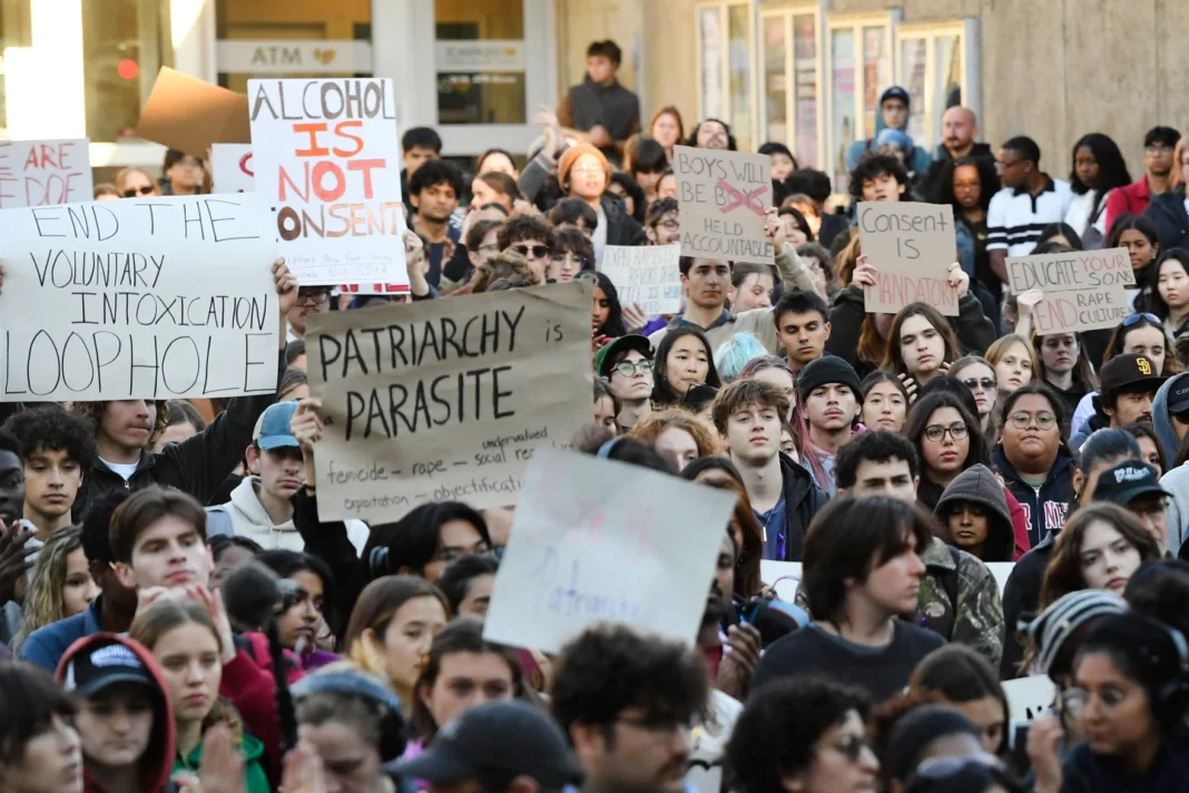 Universidad suspende fiestas de fraternidades y otorga a la policía estatal un papel en la investigación sobre agresiones grupales en el campus Universidad suspende fiestas de fraternidades y otorga a la policía estatal un papel en la investigación sobre agresiones grupales en el campus
