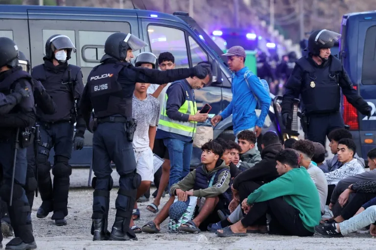 Desmantelan último campamento de migrantes de Ceuta antes de la visita del rey español Desmantelan último campamento de migrantes de Ceuta antes de la visita del rey español