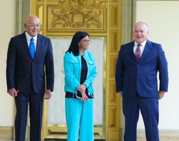 Delcy Rodríguez sigue entregando chavistas a EEUU pero el misterio de Diosdado Cabello persiste Nada cambia, el poder sigue en manos de los aliados de Maduro: Jorge y Delcy Rodríguez y Diosdado Cabello - Foto: Mippci