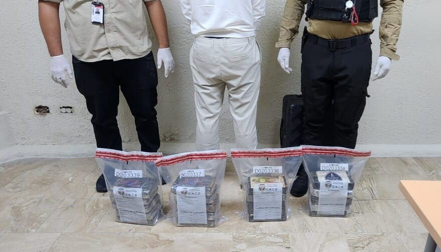 Ciudadano español fue detenido con 20 paquetes de presunta cocaína en el Aeropuerto de Punta Cana, RD Ciudadano español fue detenido con 20 paquetes de presunta cocaína en el Aeropuerto de Punta Cana, RD