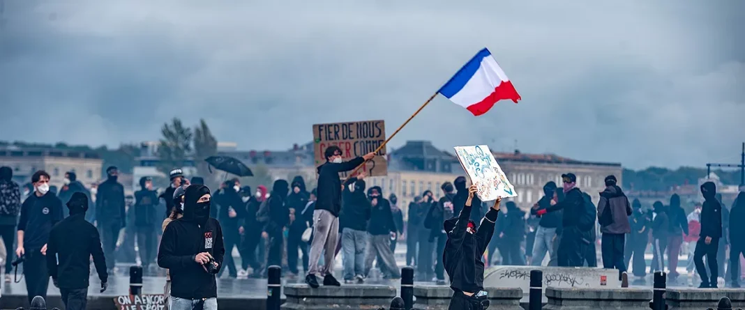 Francia contabiliza 1300 arrestos y apenas 24 comercios vandalizados en su segundo sábado de protestas Francia contabiliza 1300 arrestos y apenas 24 comercios vandalizados en su segundo sábado de protestas
