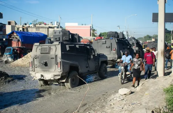 Decenas de Soldados salvadoreños comienzan a patrullar las calles de Puerto Príncipe Decenas de Soldados salvadoreños comienzan a patrullar las calles de Puerto Príncipe
