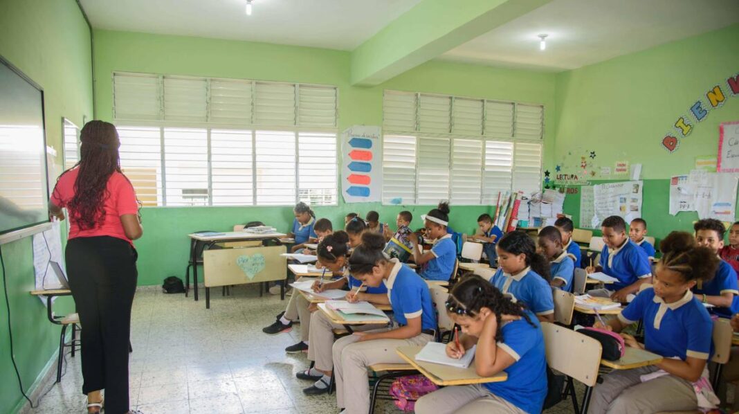 Estudio realizado al sistema educativo dominicano reveló que 3 de 4 de cada maestros presentan debilidades en prueba de desempeño profesional el 75.1% Estudio realizado al sistema educativo dominicano reveló que 3 de 4 de cada maestros presentan debilidades en prueba de desempeño profesional el 75.1%