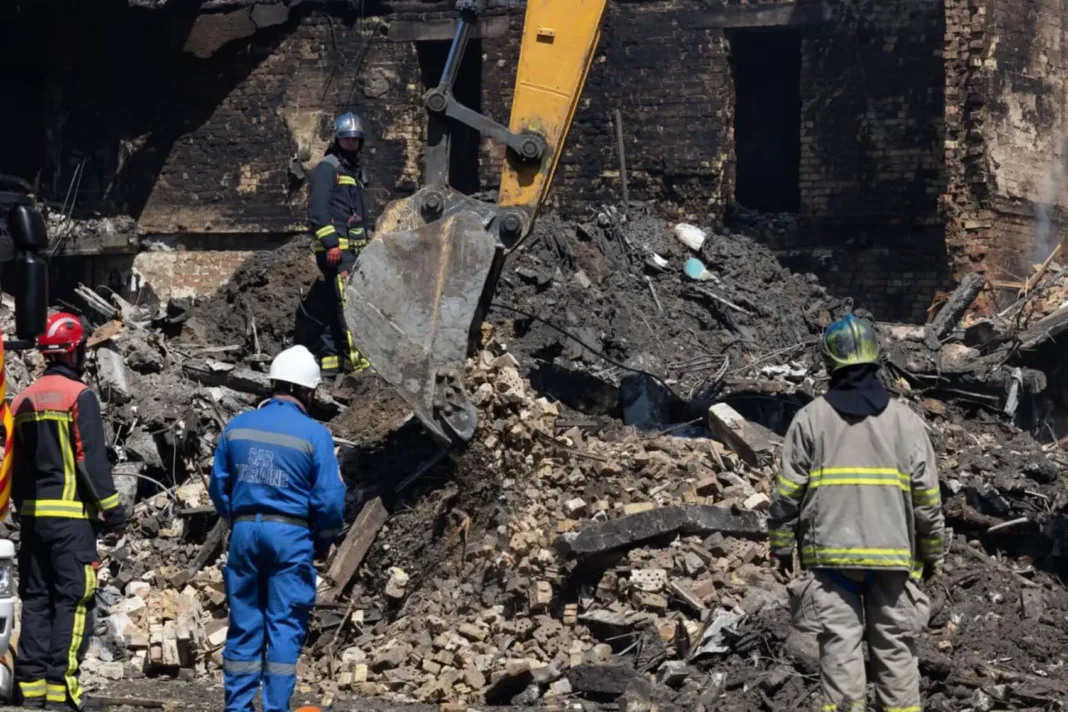 Rusia lanzó una intensa ofensiva con misiles y drones sobre Kiev y otras ciudades clave de Ucrania, desestimando el supuesto «alto el fuego Rusia lanzó una intensa ofensiva con misiles y drones sobre Kiev y otras ciudades clave de Ucrania, desestimando el supuesto «alto el fuego